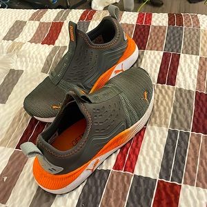 Size 5 puma tennis shoes
